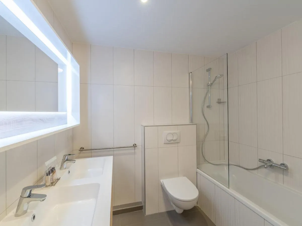 Superbe Appart 6 Chambres A Courchevel Avec Balcon, Casiers A Ski Et Parking - Fr-1-563-116