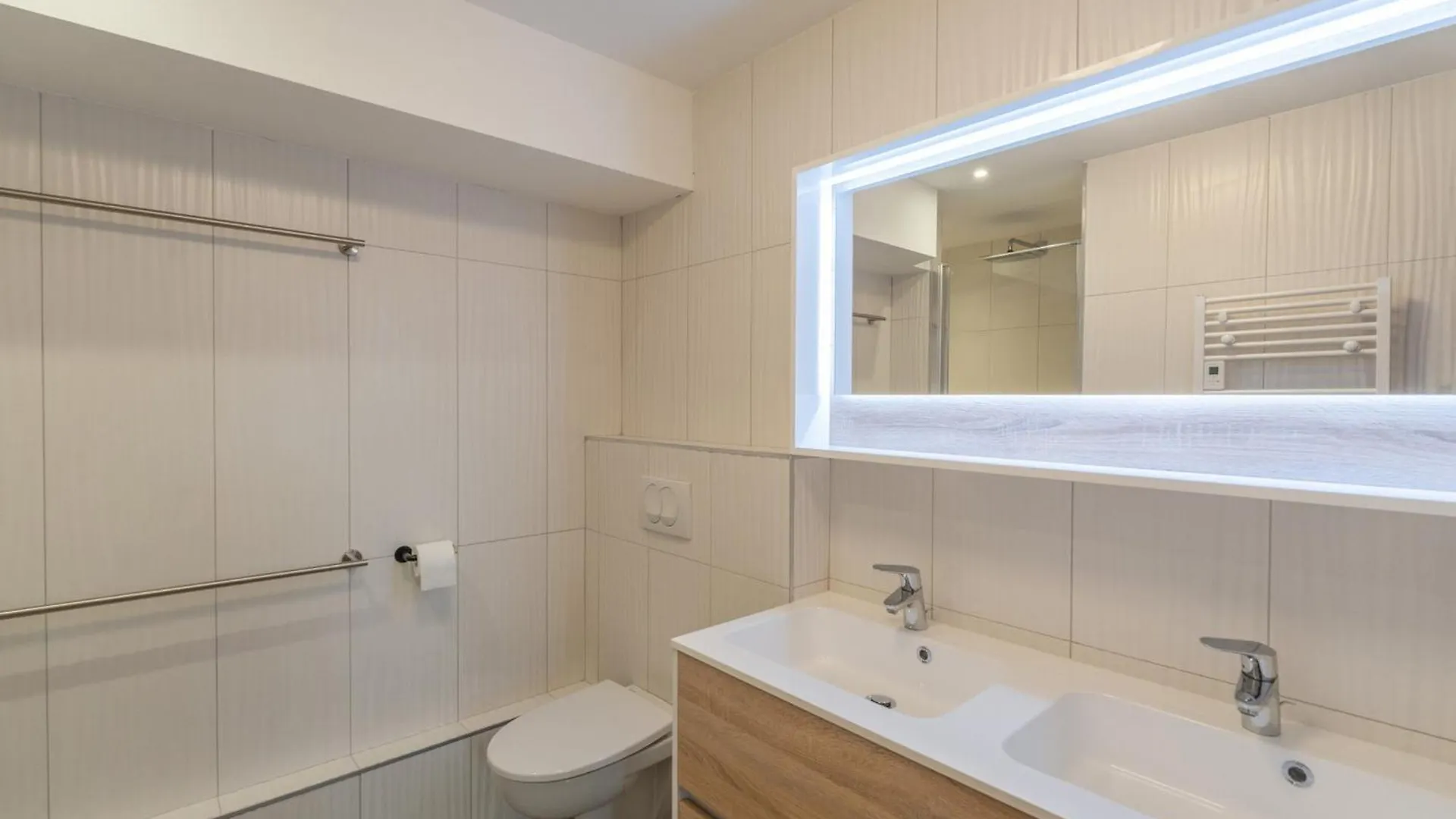 Superbe Appart 6 Chambres A Courchevel Avec Balcon, Casiers A Ski Et Parking - Fr-1-563-116 0*,