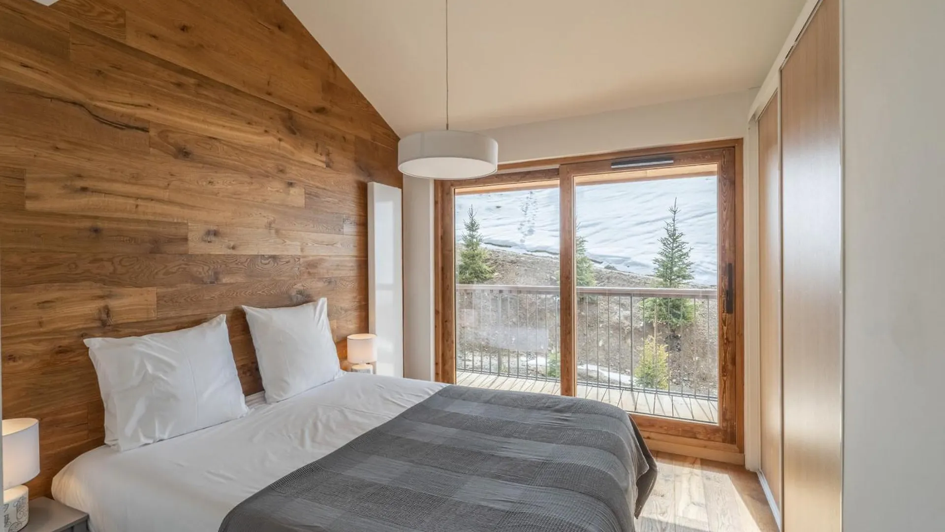 Superbe Appart 6 Chambres A Courchevel Avec Balcon, Casiers A Ski Et Parking - Fr-1-563-116 0*,  France